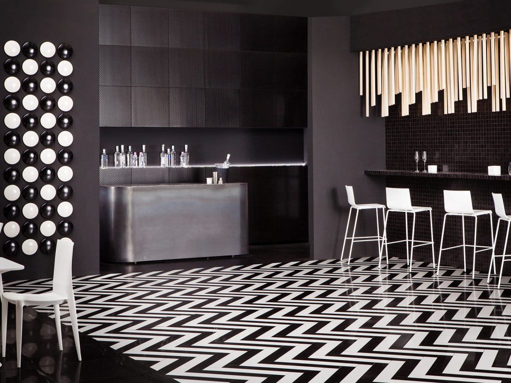 carrelage-geometrique-blanc-noir-sol-cuisine