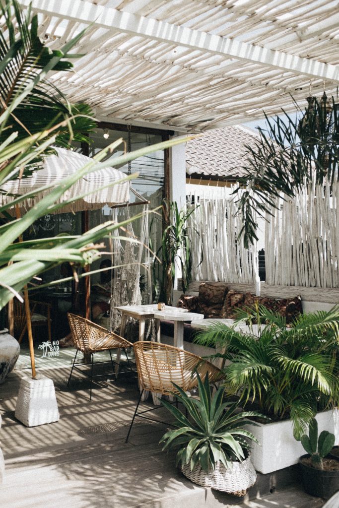 Petite terrasse en bois avec plantes vertes
