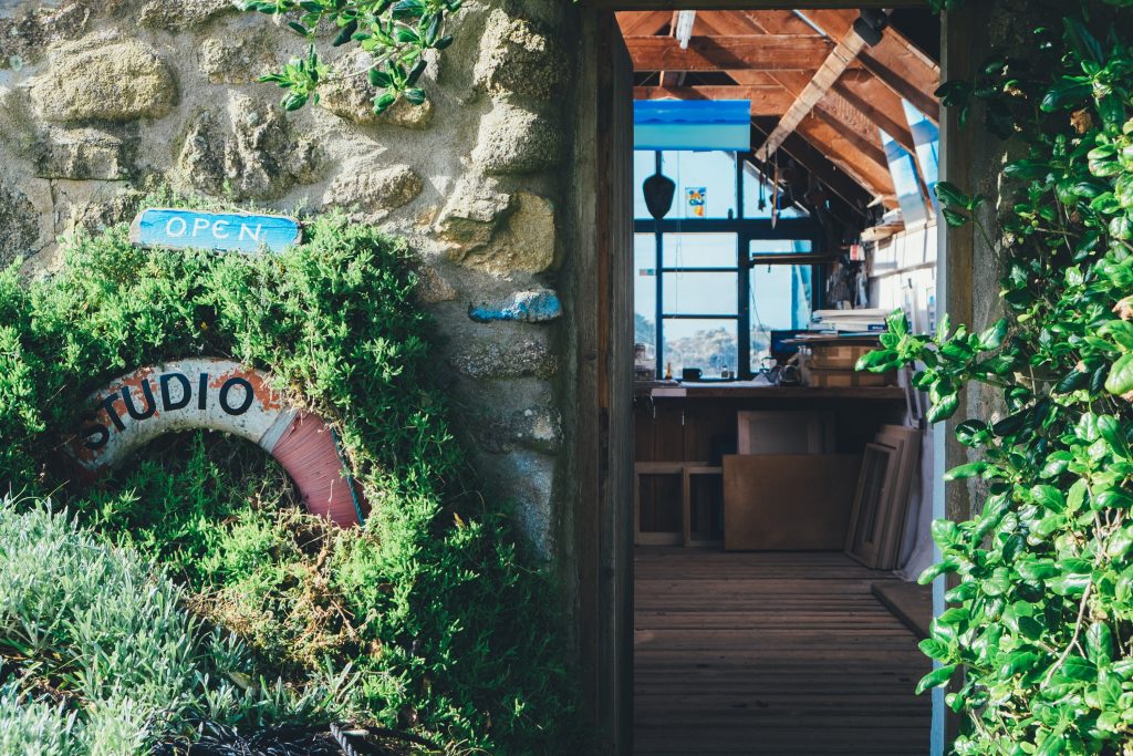 L'entrée d'une maison en pierre