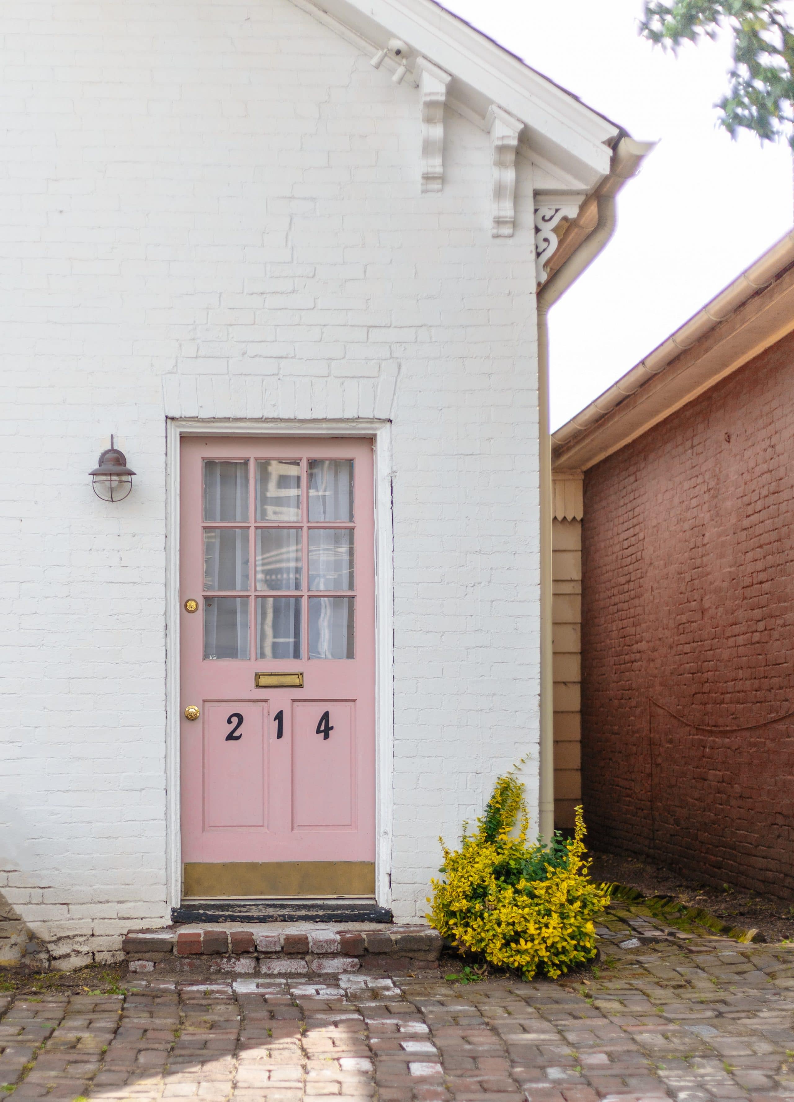 Une porte d'entrée rose clair