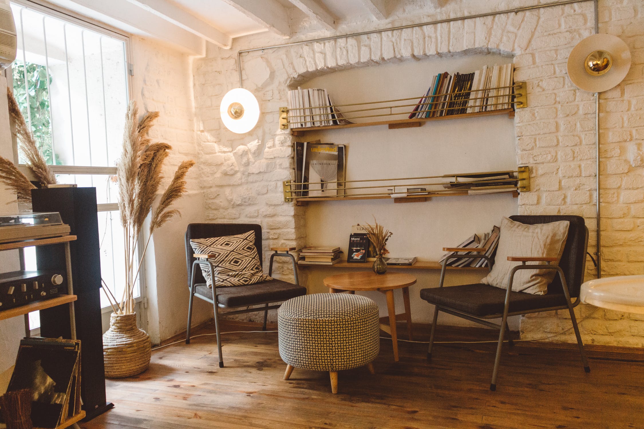 Salon à la décoration chaleureuse avec du parquet